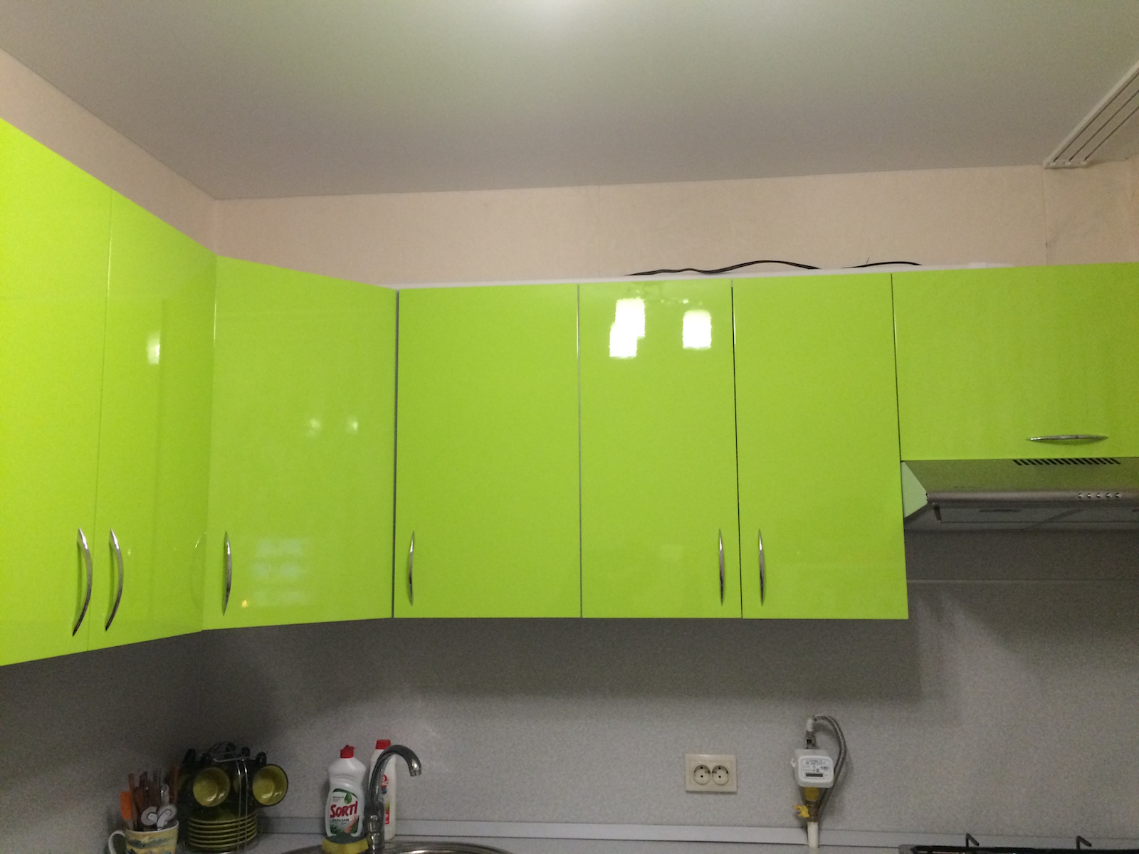 Фото 3 Кухонный гарнитур Молюцелла. Ярко зеленая кухня для хрущевки | Кухни на заказ на кухникирова.рф