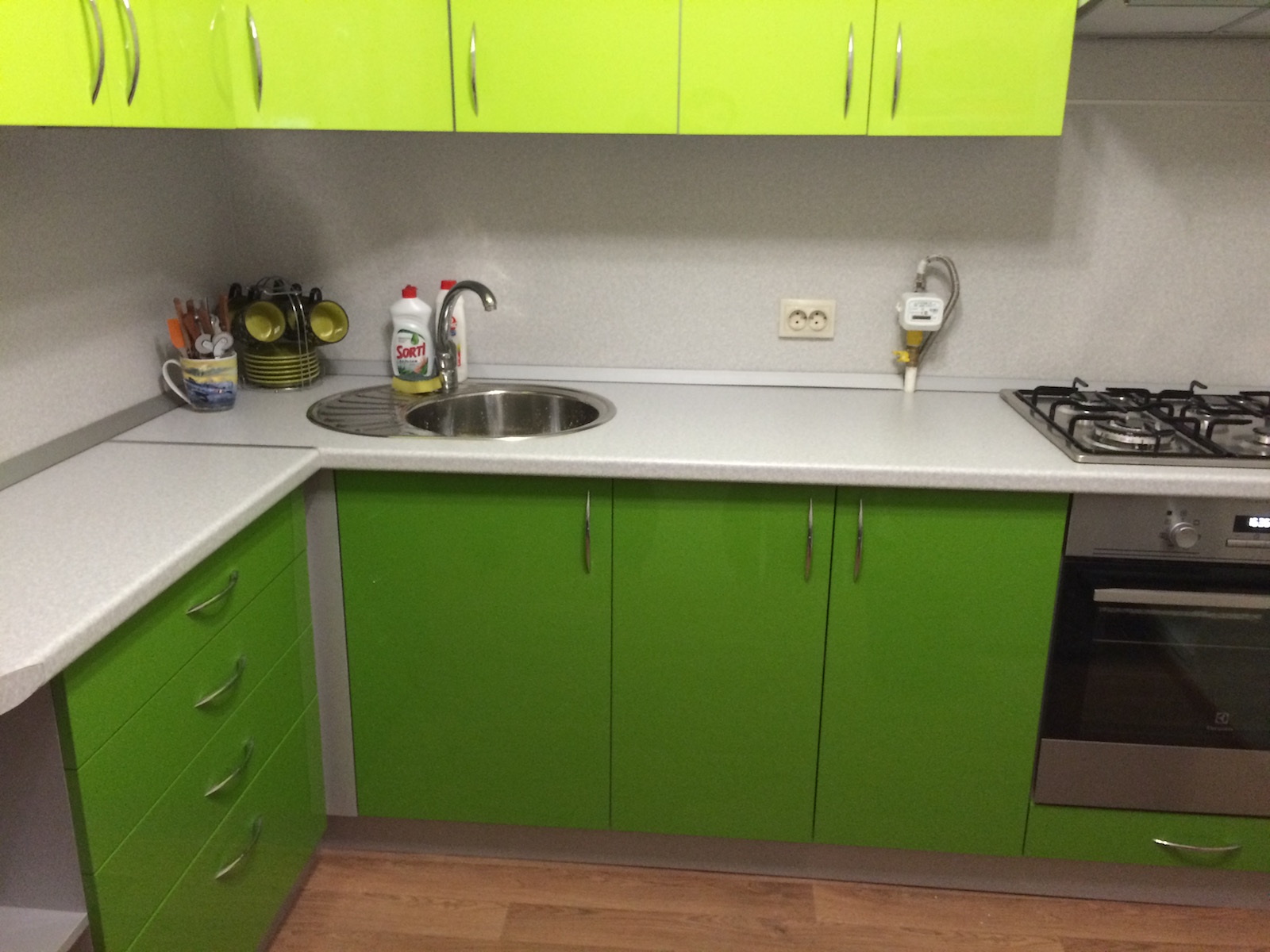 Фото 4 Кухонный гарнитур Молюцелла. Ярко зеленая кухня для хрущевки | Кухни на заказ на кухникирова.рф