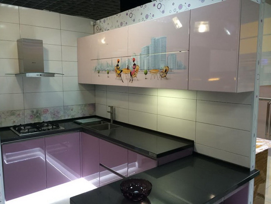 Фото 1 Кухонный гарнитур Диантус. П-образная кухня с рисунком на фасадах и подсветкой | Кухни на заказ на кухникирова.рф