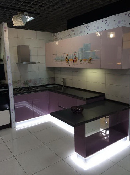 Фото 3 Кухонный гарнитур Диантус. П-образная кухня с рисунком на фасадах и подсветкой | Кухни на заказ на кухникирова.рф
