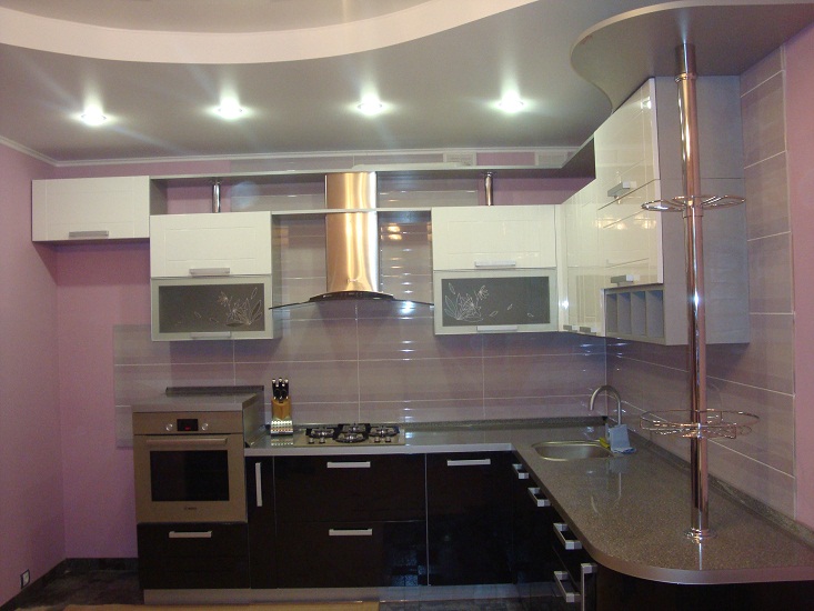 Фото 1 Кухонный гарнитур Вербена. Бело-черная угловая кухня с розовым фартуком из плитки | Кухни на заказ на кухникирова.рф