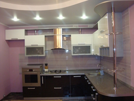Фото Кухонный гарнитур Вербена. Бело-черная угловая кухня с розовым фартуком из плитки | Кухни на заказ на кухникирова.рф