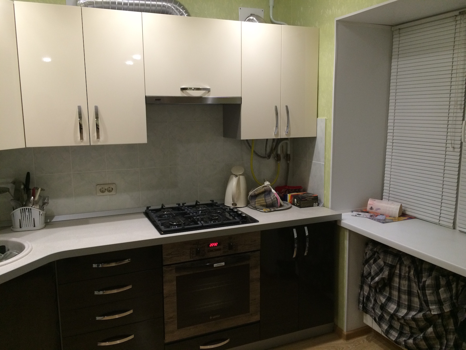Фото 1 Кухонный гарнитур Аргирантумум. Угловая кухня для квартиры студии | Кухни на заказ на кухникирова.рф
