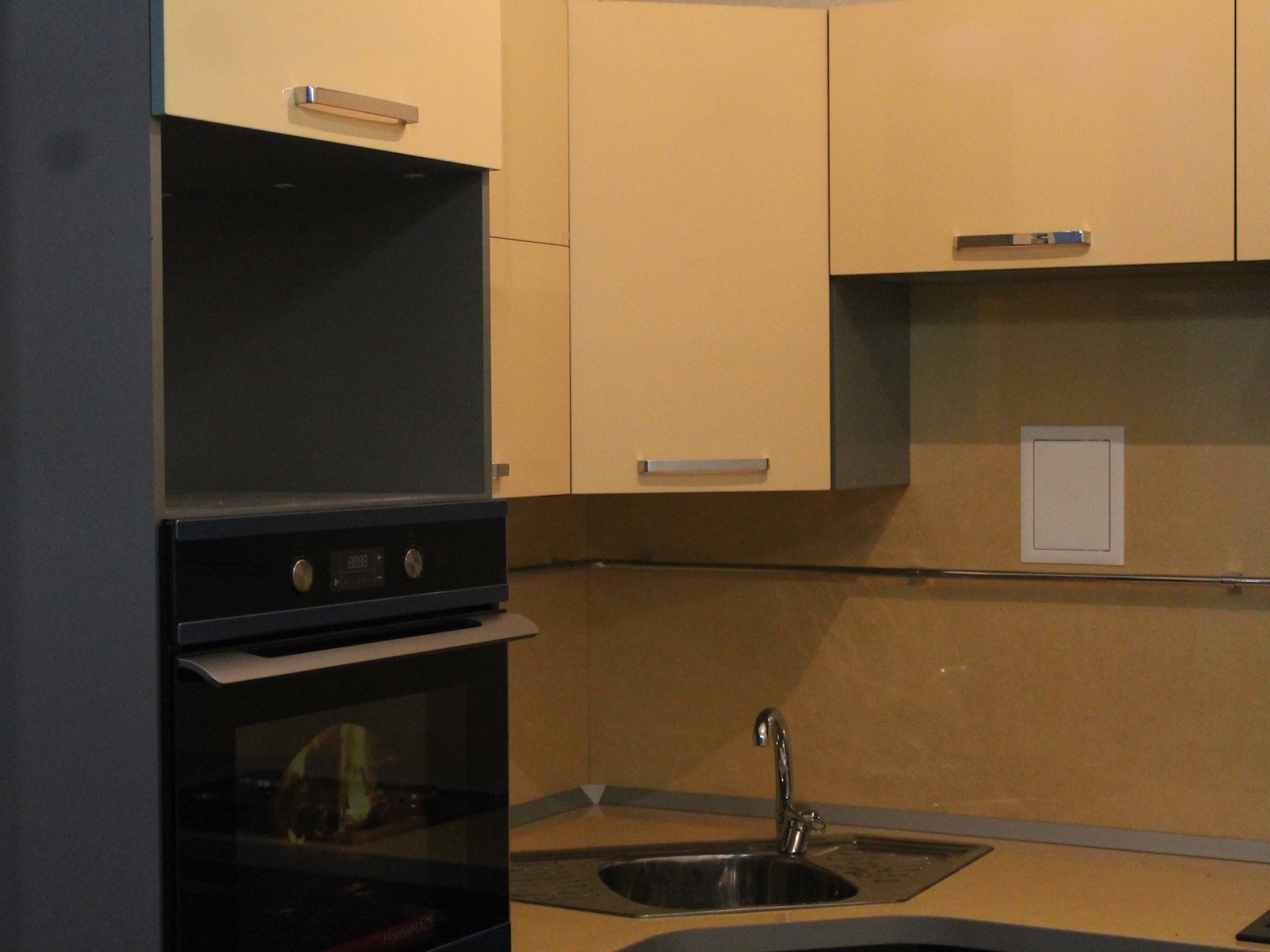 Фото 3 Кухонный гарнитур Антуриум. Угловая кухня с пластиковыми фасадами | Кухни на заказ на кухникирова.рф