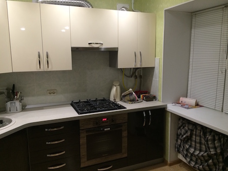 Фото Кухонный гарнитур Аргирантумум. Угловая кухня для квартиры студии | Кухни на заказ на кухникирова.рф
