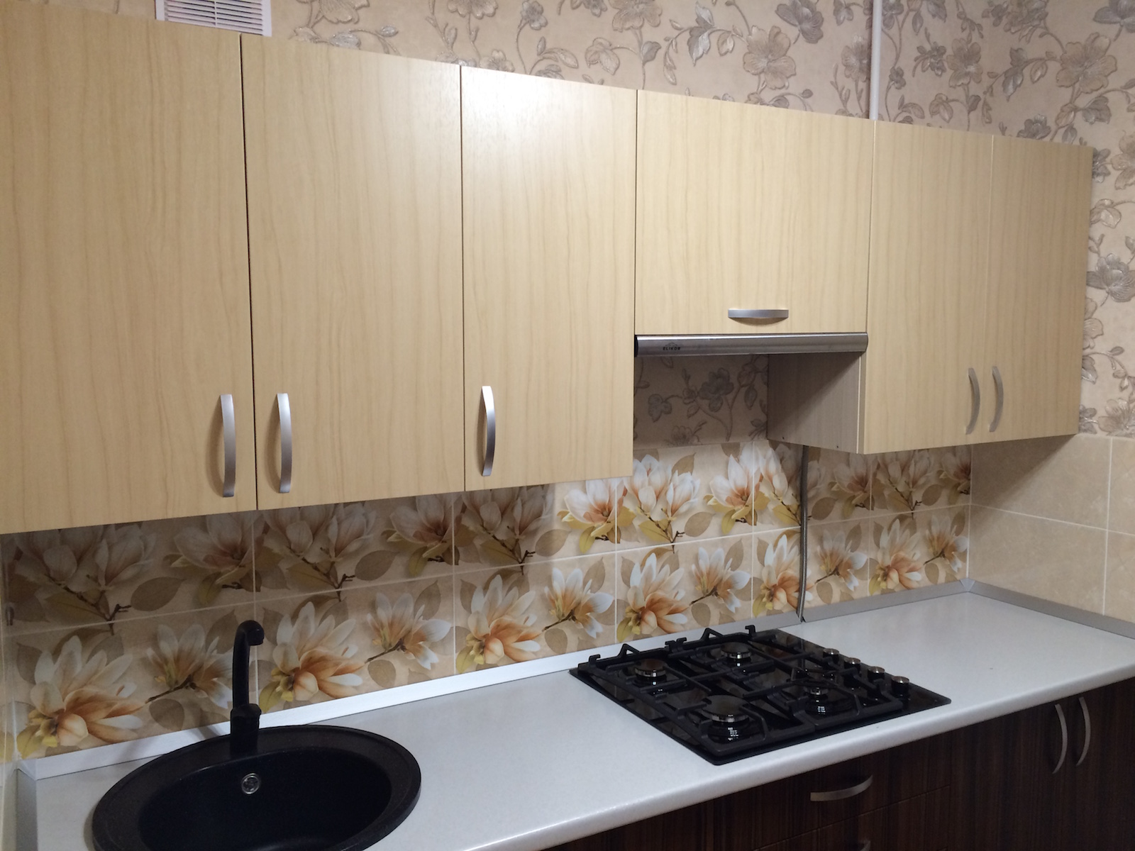 Фото 2 Кухонный гарнитур Вербаскум. Прямая кухня для двухкомнатной квартиры | Кухни на заказ на кухникирова.рф